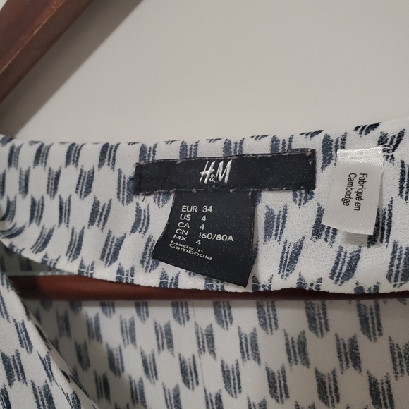 3/$20 H&M 4 Button Down Black White Print 3/4 - Picture 3 of 9